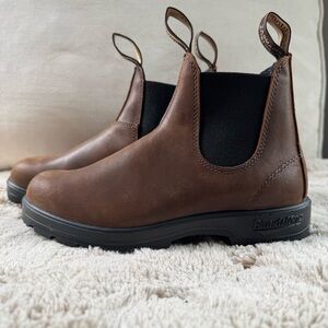 SOLD—Blundstone 1609 Antique Brown Leather Chelsea Boots Women’s 6.5